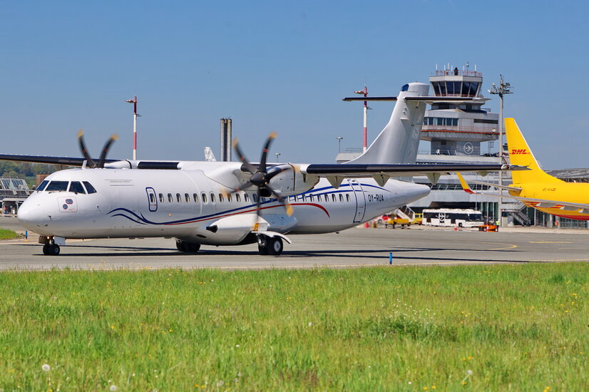 ATR 72 der DAT vor dem Tower am Flughafen Linz | © Flughafen Linz